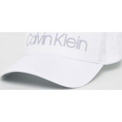 Calvin Klein - Czapka. Czapki damskie Calvin Klein, bez wzorów, z bawełny. W wyprzedaży za 89,90 zł.