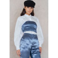 NA-KD Party Top Metallic Bandeau - Blue. Niebieskie topy damskie marki NA-KD Party, bez wzorów, z poliesteru, bez kołnierzyka. W wyprzedaży za 30,28 zł.