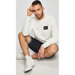 Calvin Klein - Bluza. Białe bluzy męskie xl, z nadrukiem, z bawełny, z okrągłym kołnierzem. W wyprzedaży za 299,90 zł.