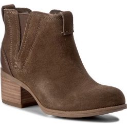 Botki CLARKS - Maypearl Daisy 261288344 Olive. Brązowe botki damskie na obcasie marki Clarks, z materiału. W wyprzedaży za 329,00 zł.