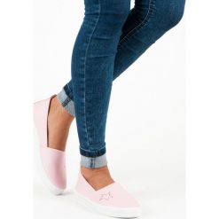 LILAH wsuwane trampki różowe. Różowe trampki i tenisówki damskie KYLIE, bez wzorów, ze skóry ekologicznej, bez zapięcia. Za 39,90 zł.