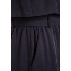 Armani Junior TUTA Kombinezon blu. Niebieskie kombinezony dziewczęce Armani Junior, z jeansu. W wyprzedaży za 650,30 zł.