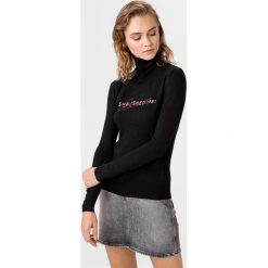 Guess Marta Koszulka Czarny. Czarne koszulki damskie Guess, xs, z aplikacjami, z elastanu, bez kołnierzyka, z długim rękawem. Za 312,95 zł.