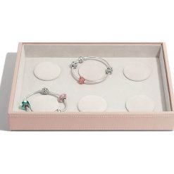 Pudełko na bransoletki charms Stackers jasnoróżowe. Różowe bransoletki damskie Stackers, ze skóry ekologicznej. Za 100,00 zł.
