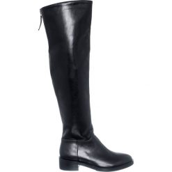 Skórzane kozaki w kolorze czarnym. Czarne kozaki damskie Loretta. W wyprzedaży za 329,95 zł.