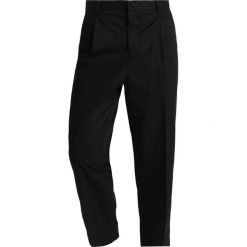AllSaints KOBANE TROUSER Spodnie materiałowe black. Czarne spodnie męskie marki AllSaints, m, bez wzorów, z bawełny. Za 529,00 zł.