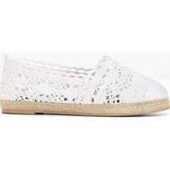 Espadryle bonprix biały. Białe baleriny damskie bonprix, w koronkowe wzory, z koronki, na wysokim obcasie. Za 54,99 zł.