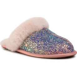 Kapcie UGG - W Scuffette II Cosmos 1105319 Qrt. Różowe klapki damskie Ugg, bez wzorów, ze skóry, bez obcasa. W wyprzedaży za 329,00 zł.