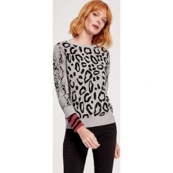 Sweter w kolorze szarym ze wzorem. Szare swetry damskie ZOCHA, s. W wyprzedaży za 189,95 zł.