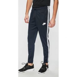 Nike Sportswear - Spodnie. Szare spodnie męskie marki Nike Sportswear, na co dzień, s, bez wzorów, z bawełny, casualowe. Za 329,90 zł.