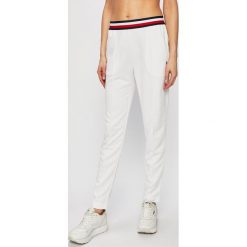 Tommy Sport - Spodnie. Białe spodnie damskie Tommy Sport, s, bez wzorów, z poliesteru. Za 359,90 zł.