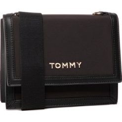Torebka TOMMY HILFIGER - Tommy Seasonal Crossover AW0AW07979 BDS. Czarne listonoszki damskie TOMMY HILFIGER, bez wzorów, z materiału, bez dodatków. W wyprzedaży za 279,00 zł.