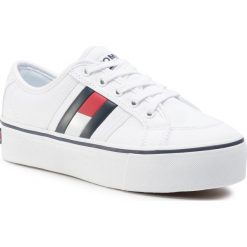 Tenisówki TOMMY JEANS - Flatform Flag Sneaker EN0EN00944 White YBR. Białe półbuty damskie Tommy Jeans, na co dzień, bez wzorów, z jeansu, bez obcasa, na płaskiej podeszwie, bez zapięcia. Za 399,00 zł.