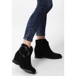 Czarne Kowbojki na Ukrytej Koturnie Solo Santone. Czarne koturny damskie Born2be, na zamek. Za 149,99 zł.