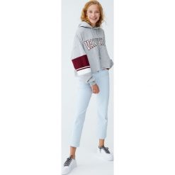 Bluza z kapturem w stylu college. Szare bluzy damskie Pull&Bear, bez wzorów, bez rękawów, z kapturem. Za 89,90 zł.