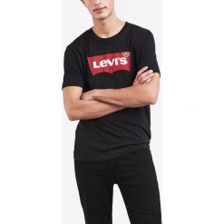 Levi's Koszulka Czarny. Czarne podkoszulki męskie Levi's®, s, z nadrukiem, z bawełny, bez kołnierzyka, krótkie. Za 102,95 zł.