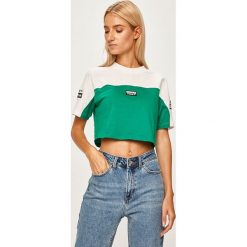 Adidas Originals - T-shirt. Zielone topy damskie adidas Originals, z aplikacjami, z bawełny, z okrągłym kołnierzem. W wyprzedaży za 99,90 zł.