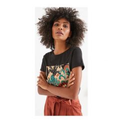 T-shirt damski. T-shirty damskie Promod, uniwersalny, z nadrukiem, z bawełny, klasyczne, z klasycznym kołnierzykiem. Za 69,90 zł.