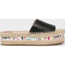 Love Moschino - Klapki. Czarne klapki damskie Love Moschino, bez wzorów, ze skóry, bez obcasa, na obcasie. W wyprzedaży za 429,90 zł.
