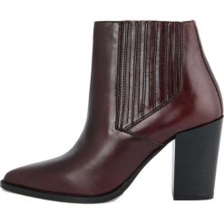 Skórzane botki w kolorze brązowym. Pomarańczowe botki damskie Bluetag, Gusto, bez obcasa, na obcasie, bez zapięcia. W wyprzedaży za 329,95 zł.