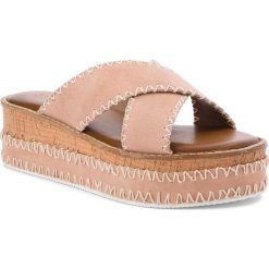 Klapki INUOVO - 8162 Blush. Różowe klapki damskie marki Inuovo, bez wzorów, ze skóry, bez obcasa. W wyprzedaży za 199,00 zł.