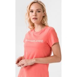 Calvin Klein Koszulka Czerwony Różowy Beżowy. Różowe koszulki damskie Calvin Klein, m, z nadrukiem, z bawełny, bez kołnierzyka, z krótkim rękawem. Za 154,95 zł.