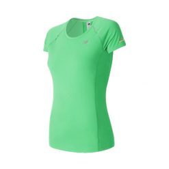 KOSZULKA NB ICE SHORT SLEEVE TEE-WT63223AEG. Szare bluzki damskie marki New Balance, z krótkim rękawem. Za 99,99 zł.