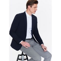 MARYNARKA MĘSKA O DOPASOWANYM KROJU ZE STRUKTURALNEJ TKANINY. Szare marynarki męskie marki Top Secret, m, z tkaniny, eleganckie. W wyprzedaży za 119,99 zł.