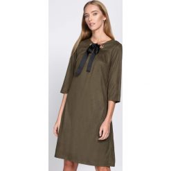 Zielona Sukienka Souvenirs. Zielone sukienki damskie Born2be, na imprezę, s, bez wzorów, z okrągłym kołnierzem, bez rękawów, mini. Za 54,99 zł.