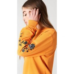 Bluzy damskie: NA-KD Bluza z wyszywanymi różami na rękawach – Orange
