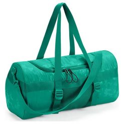 Torba sportowa w kolorze zielonym - (S)50 x (W)26 x (G)22 cm. Zielone torebki damskie sportowe Under Armour, w paski, z poliesteru, sportowe, przez ramię, bez dodatków. W wyprzedaży za 129,95 zł.