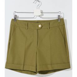 Szorty khaki z wiskozą -. Brązowe szorty damskie Mohito, bez wzorów, z wiskozy. W wyprzedaży za 39,99 zł.