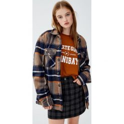Spódnica w kratkę. Szare spódniczki damskie Pull&Bear, w kratkę. Za 69,90 zł.