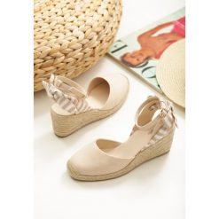 Beżowe Espadryle Taliah. Brązowe koturny damskie Born2be, w paski, bez obcasa, na koturnie. Za 79,99 zł.