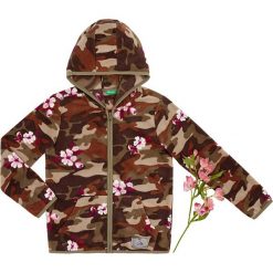 Kurtka polarowa w kolorze oliwkowo-brązowym. Pomarańczowe bluzy niemowlęce Benetton Kids, moro, z polaru, bez rękawów, bez kaptura. W wyprzedaży za 45,95 zł.