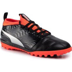 Buty PUMA - One 18.3 Tt 104542 01 Black/Silver/Red. Czarne buty sportowe męskie Puma, ze skóry, bez zapięcia, do piłki nożnej. W wyprzedaży za 189,99 zł.