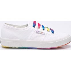 Superga - Tenisówki. Białe trampki i tenisówki damskie marki Superga, bez wzorów, z materiału, bez zapięcia. W wyprzedaży za 199,90 zł.