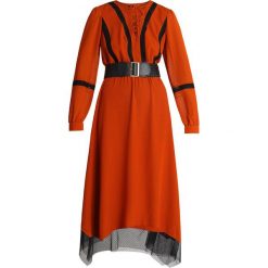 Sisley DRESS WITH WAIST HEM Długa sukienka orange. Pomarańczowe długie sukienki damskie marki Sisley, z poliesteru, z długim rękawem, długie. Za 639,00 zł.