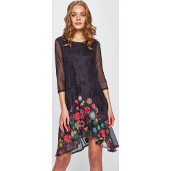 Desigual - Sukienka. Niebieskie sukienki damskie Desigual, na co dzień, s, bez wzorów, z elastanu, casualowe, z okrągłym kołnierzem, bez rękawów, midi, proste. W wyprzedaży za 319,90 zł.