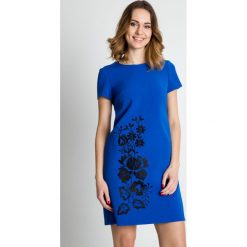 Niebieska sukienka z krótkim rękawem BIALCON. Niebieskie sukienki damskie BIALCON, na co dzień, z haftami, z tkaniny, eleganckie, bez kołnierzyka, z krótkim rękawem, krótkie, mini, proste. Za 369,00 zł.