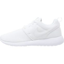 Nike Sportswear ROSHE ONE Tenisówki i Trampki white/wolf grey. Białe trampki chłopięce Nike Sportswear, z materiału. W wyprzedaży za 223,20 zł.