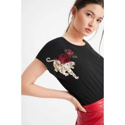 T-shirty damskie: T-shirt z nadrukiem i kwiatowym haftem