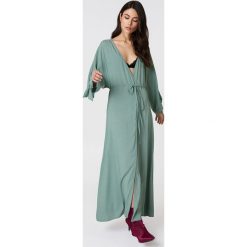Sukienki: NA-KD Boho Sukienka z wiązanym rękawem – Green