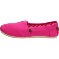 SLIP ON Tenisówki damskie WISHOT 064 FUKSJA. Czerwone trampki i tenisówki damskie Wishot, bez wzorów, bez zapięcia. W wyprzedaży za 40,00 zł.