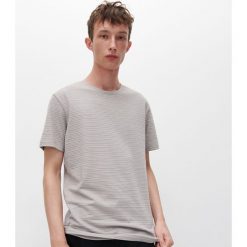 T-shirt ze strukturalnej dzianiny - Jasny szary. Szare t-shirty męskie Reserved, s, bez wzorów, z dzianiny, bez kołnierzyka. Za 49,99 zł.