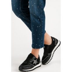 BUTY SPORTOWE Z KRYSZTAŁKAMI. Czarne buty sportowe damskie Merg, bez wzorów, bez zapięcia. Za 49,90 zł.