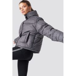 NA-KD Trend Kurtka puchowa NA-KD Logo - Black. Czarne kurtki damskie marki NA-KD Trend, z nadrukiem, z materiału, długie, bez kaptura. W wyprzedaży za 182,47 zł.