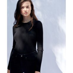 Sweter z wiskozy - Czarny. Czarne swetry damskie Sinsay, s, bez wzorów, z wiskozy, bez rękawów, bez kaptura. Za 39,99 zł.