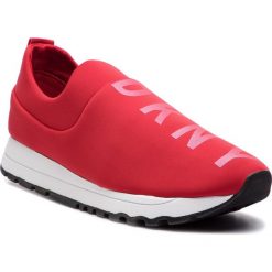 Sneakersy DKNY - Jadyn K4869330 Heavy Scuba/Glitter Logo Rouge. Czerwone półbuty damskie DKNY, na co dzień, bez wzorów, ze skóry ekologicznej, bez obcasa, na płaskiej podeszwie, bez zapięcia. Za 479,00 zł.