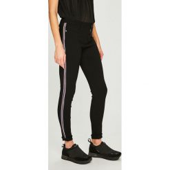 Answear - Spodnie. Czarne spodnie damskie ANSWEAR, s, bez wzorów, z elastanu, casualowe. W wyprzedaży za 89,90 zł.